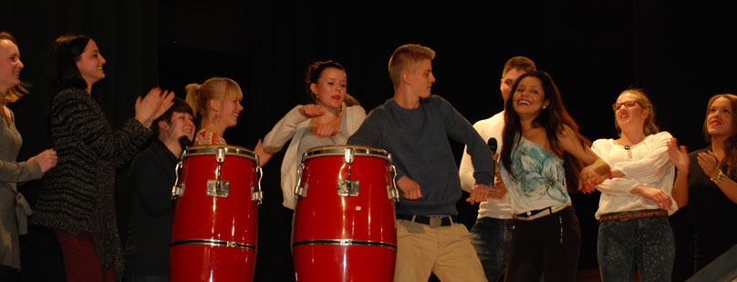 musizierende Schülerinnen und Schüler 