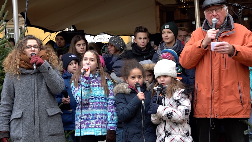 Aufführung des Friedenssongs im Innenhof des Osnabrücker Schlosses